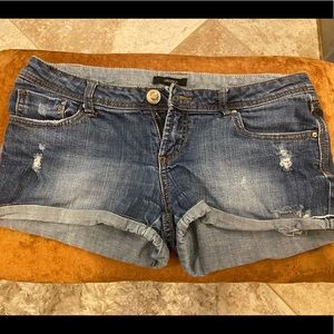Forever 21 distressed denim shorts size 28